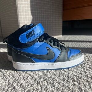 Big kid Nike Court Borough Mid 2 blue and black.